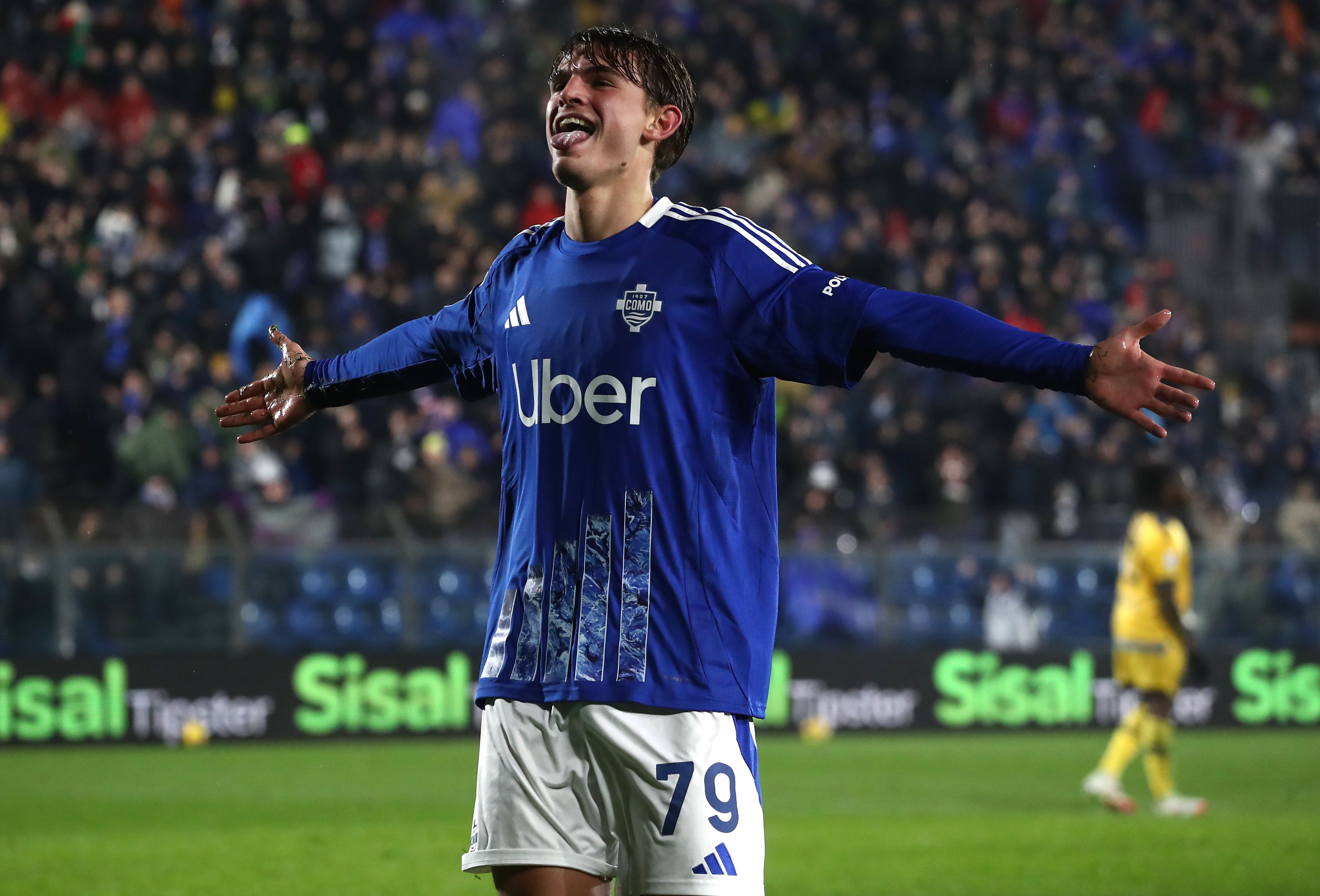 "Челси предпринимает попытку подписать Нико Паса, сталкиваясь с возможным поражением от Реала Мадрид"